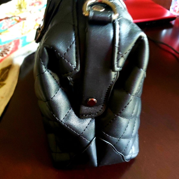 Beautiful leather quilted pattern black purse - Picture 6 of 8